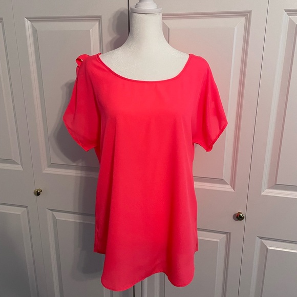 Women’s Express Hot Pink criss-cross short sleeve top - Picture 1 of 4